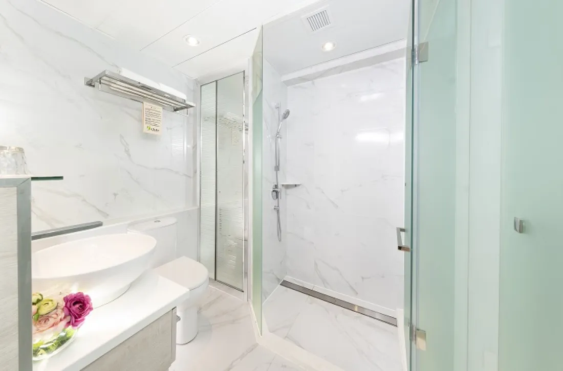  iBusines-Deluxe-bathroom.jpg 